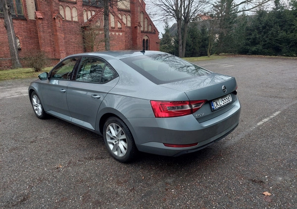 Skoda Superb cena 47900 przebieg: 295000, rok produkcji 2017 z Kłodzko małe 301